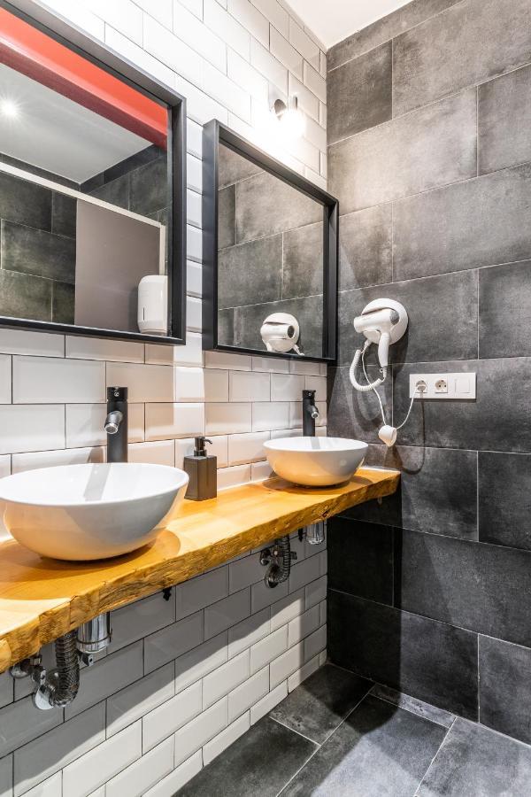 Four Rooms Hostel Lugo Ngoại thất bức ảnh
